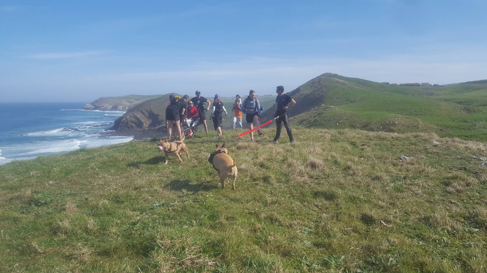 Fotos: Ruta adaptada y en familia por los acantilados de Alfoz de Lloredo