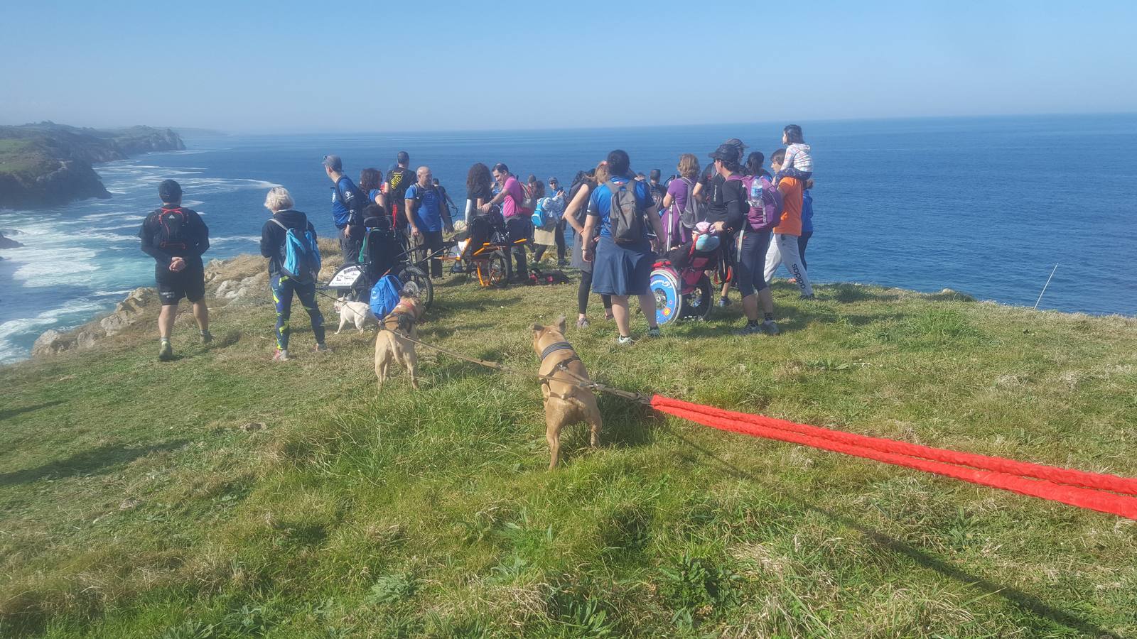 Fotos: Ruta adaptada y en familia por los acantilados de Alfoz de Lloredo