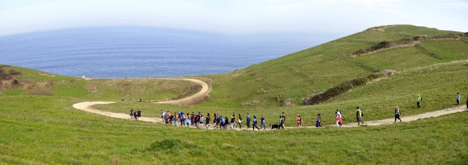 Fotos: Ruta adaptada y en familia por los acantilados de Alfoz de Lloredo