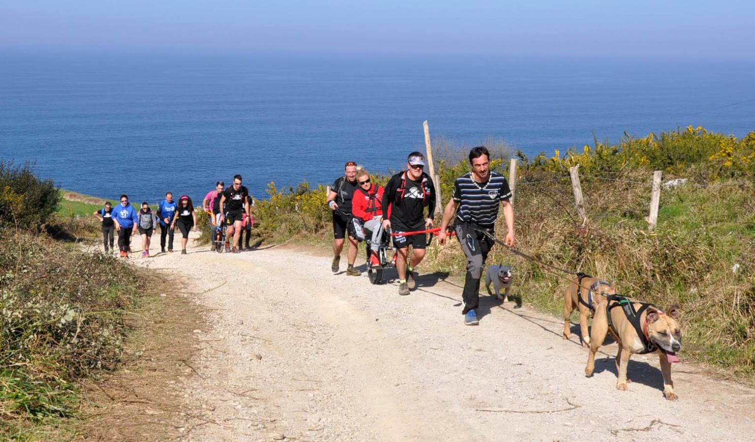 Fotos: Ruta adaptada y en familia por los acantilados de Alfoz de Lloredo