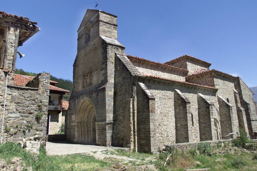 Ubicada en el municipio de Cabezón de Liébana, la iglesia de Santa María de Piasca es uno de los más notables testimonios del arte románico cántabro. Fue declarada Monumento Nacional el 4 de julio de 1930. Está formada por tres naves de las que, como es habitual, la central es la más ancha. La nave central y la de la derecha rematan sus cabeceras mediante sendos ábsides de planta circular al exterior y poligonal al interior. La nave izquierda también tuvo en su día un ábside en simetría con el del lado opuesto, pero ha desaparecido y ocupa ahora su lugar una sacristía.Tanto las bóvedas de los ábsides como las de las naves y los cruceros son nervadas y de aspecto netamente gótico, como corresponde a la época en que fueron realizadas (siglo XV)