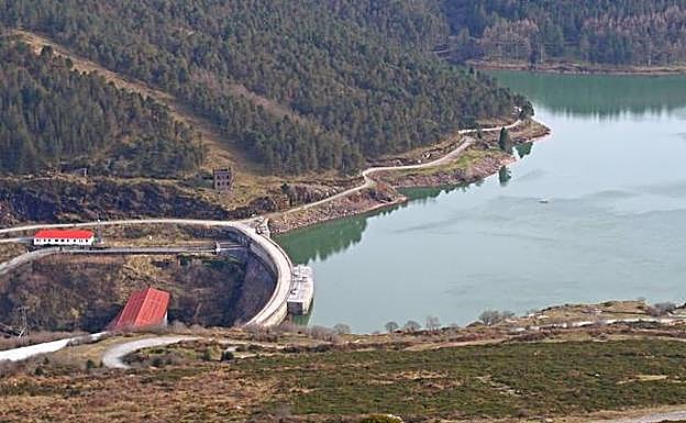 Vista elevada de la central de Aguayo y el embalse de Alsa, que visitarán Repsol y Revilla hoy. 