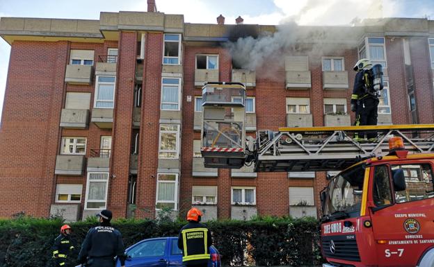 Los bomberos sofocan un aparatoso incendio en un piso de La Pereda 