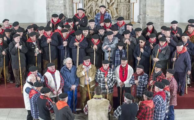 La ronda marcera de Torrelavega, durante una de sus interpretaciones. :: 