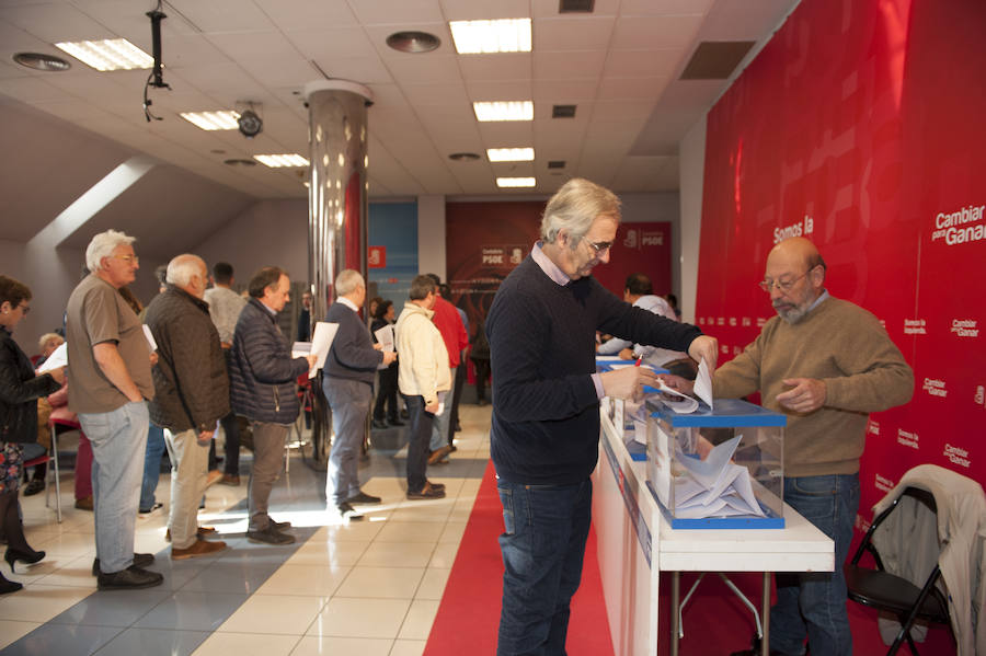 Los militantes del PSOE de Santander votan las propuestas de nombres para ser incluidas en las listas al Ayuntamiento, al Parlamento de Cantabria, al Congreso, al Senado y al Parlamento Europeo para las elecciones del 28 de abril y 26 de mayo.