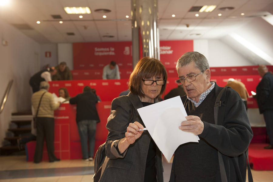 Los militantes del PSOE de Santander votan las propuestas de nombres para ser incluidas en las listas al Ayuntamiento, al Parlamento de Cantabria, al Congreso, al Senado y al Parlamento Europeo para las elecciones del 28 de abril y 26 de mayo.