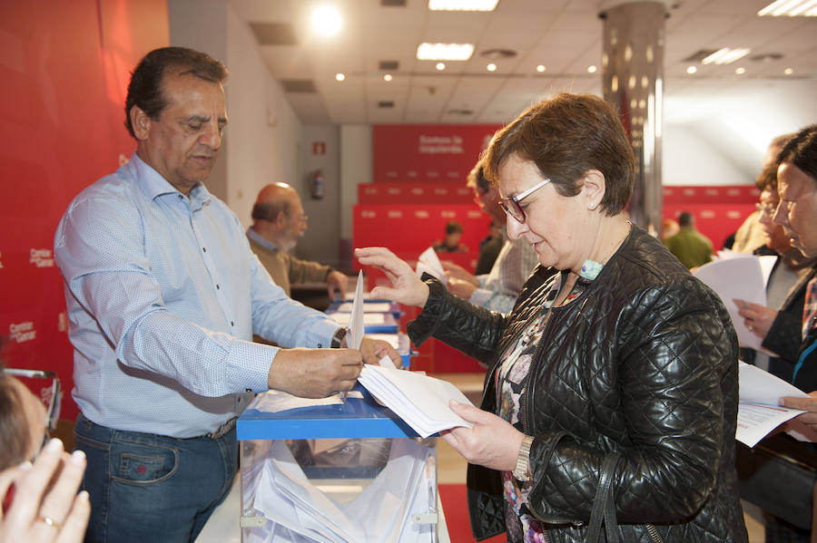 Los militantes del PSOE de Santander votan las propuestas de nombres para ser incluidas en las listas al Ayuntamiento, al Parlamento de Cantabria, al Congreso, al Senado y al Parlamento Europeo para las elecciones del 28 de abril y 26 de mayo.