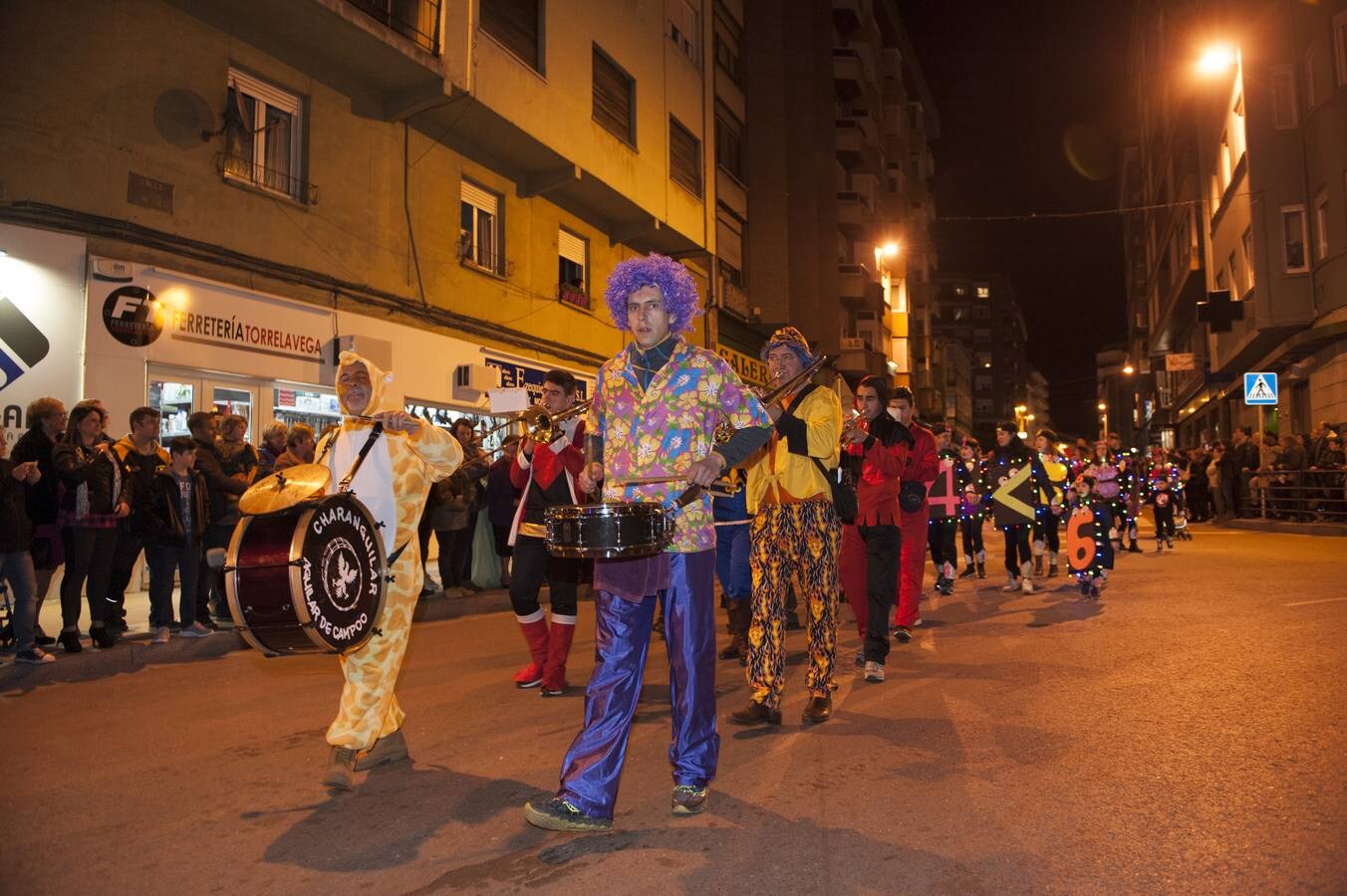 La capital del Besaya se llena de ambiente y color durante el carnaval.