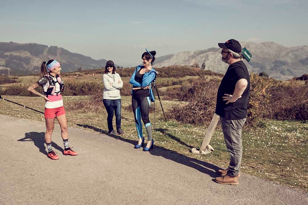 El cantante se suma a la lista de rostros populares de la región que aparecen en la ficción | Compartió jornada de rodaje con la atleta Azara García de los Salmones