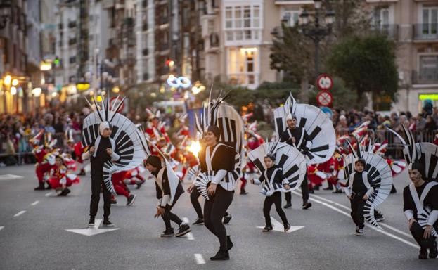 El carnaval transforma las calles de Santander.