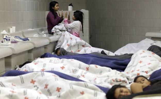Niños inmigrantes ilegales intentan dormir. mientra permanecen recluidos en la Oficina de Aduanas y Protección Fronteriza de los Estados Unidos.