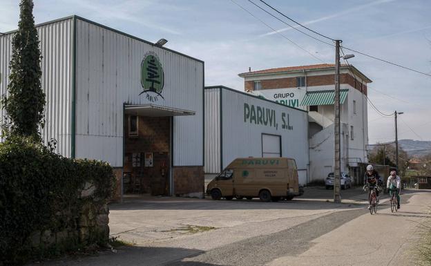 La empresa Paruvi está situada en el barrio La Llamiega, de Tanos, y tiene medio centenar de trabajadores