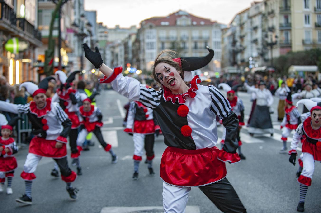 La capital cántabra se vuelca con la celebración del carnaval.