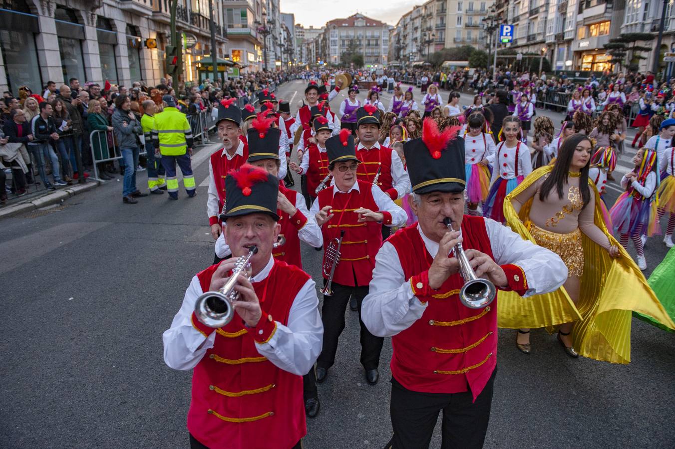 La capital cántabra se vuelca con la celebración del carnaval.