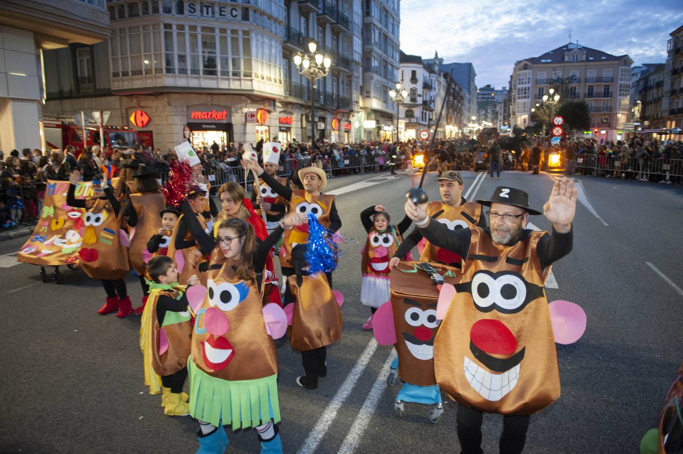 La capital cántabra se vuelca con la celebración del carnaval.