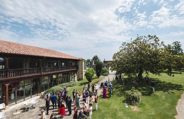 Vista del Palacio de Mijares, con invitados de la boda de día de Lucía y Bjorn.