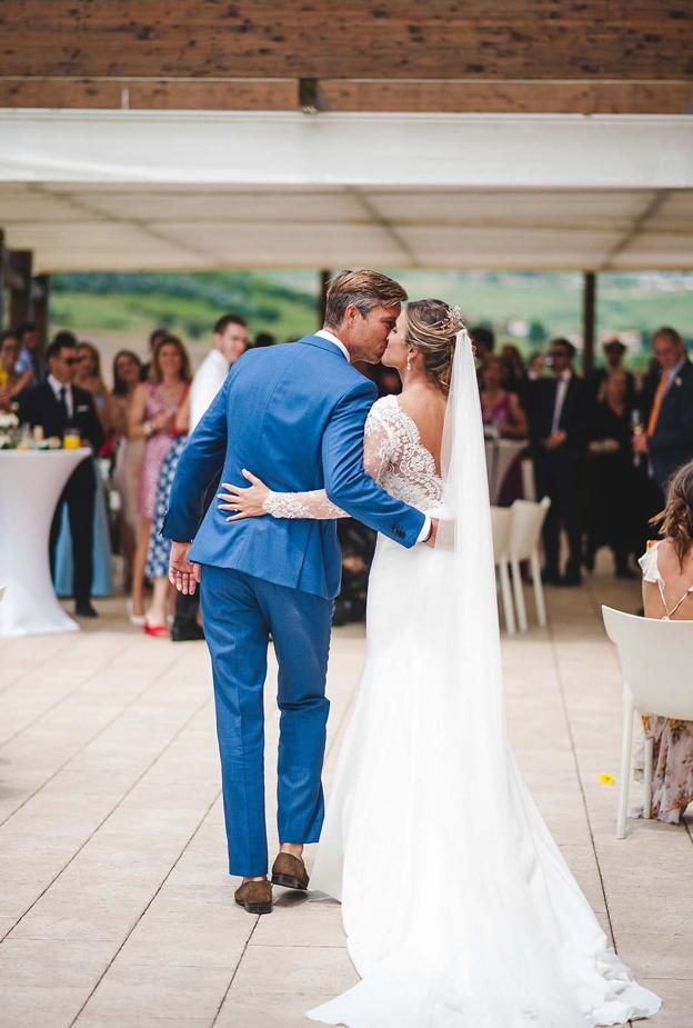 Romántico momento de Lucía y Bjorn en su gran día.