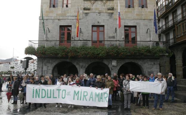 Galería. Concentración contra el derribo del Miramar