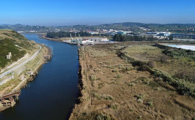 La isla de Solvay, con la ría de San Martín a su izquierda. En la parte derecha de los terrenos se ven las bolsas de decantación de líquidos residuales, rodeadas de diques.