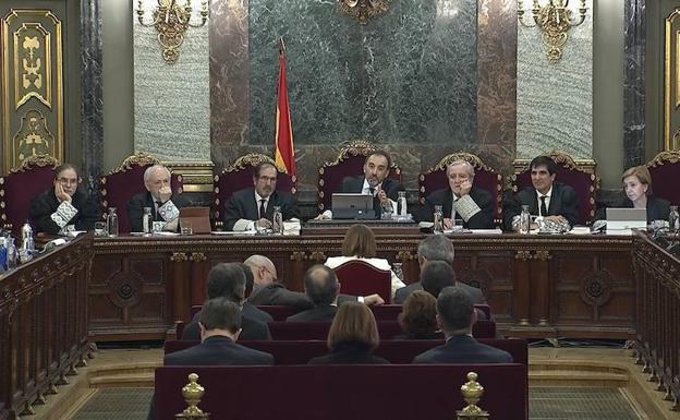 Imagen del tribunal que juzga el 'procés' y de espaldas once de los doce procesados en el banquillo de los acusados.