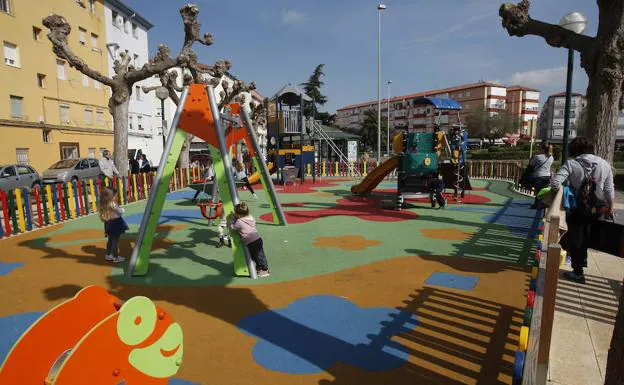 La renovación y ampliación de la zona de juegos del Barrio Covadonga, junto al colegio Amós de Escalante, era muy demandada.