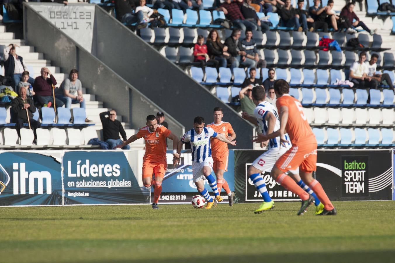 Los blanquiazules consiguen remontar en el último momento y consiguen una victoria que les permite seguir soñando con la permanencia.