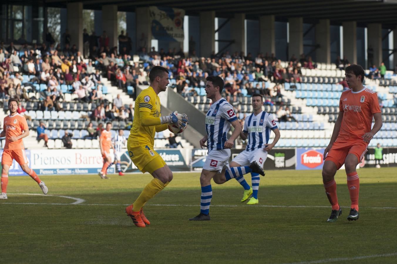 Los blanquiazules consiguen remontar en el último momento y consiguen una victoria que les permite seguir soñando con la permanencia.