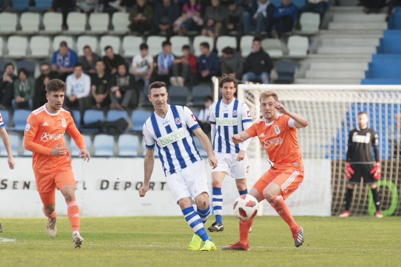 Los blanquiazules consiguen remontar en el último momento y consiguen una victoria que les permite seguir soñando con la permanencia.