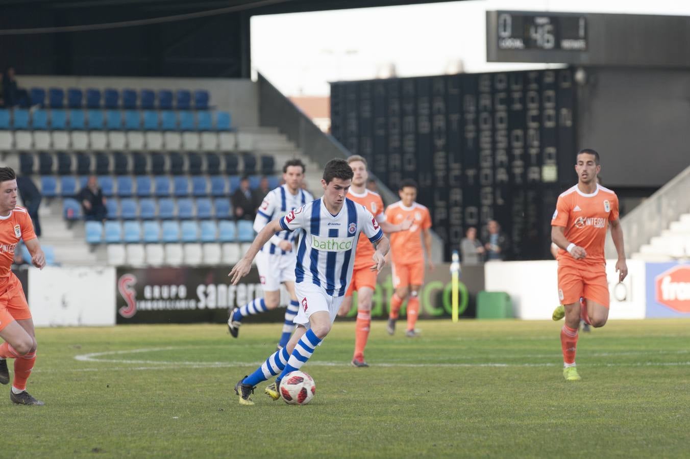 Los blanquiazules consiguen remontar en el último momento y consiguen una victoria que les permite seguir soñando con la permanencia.