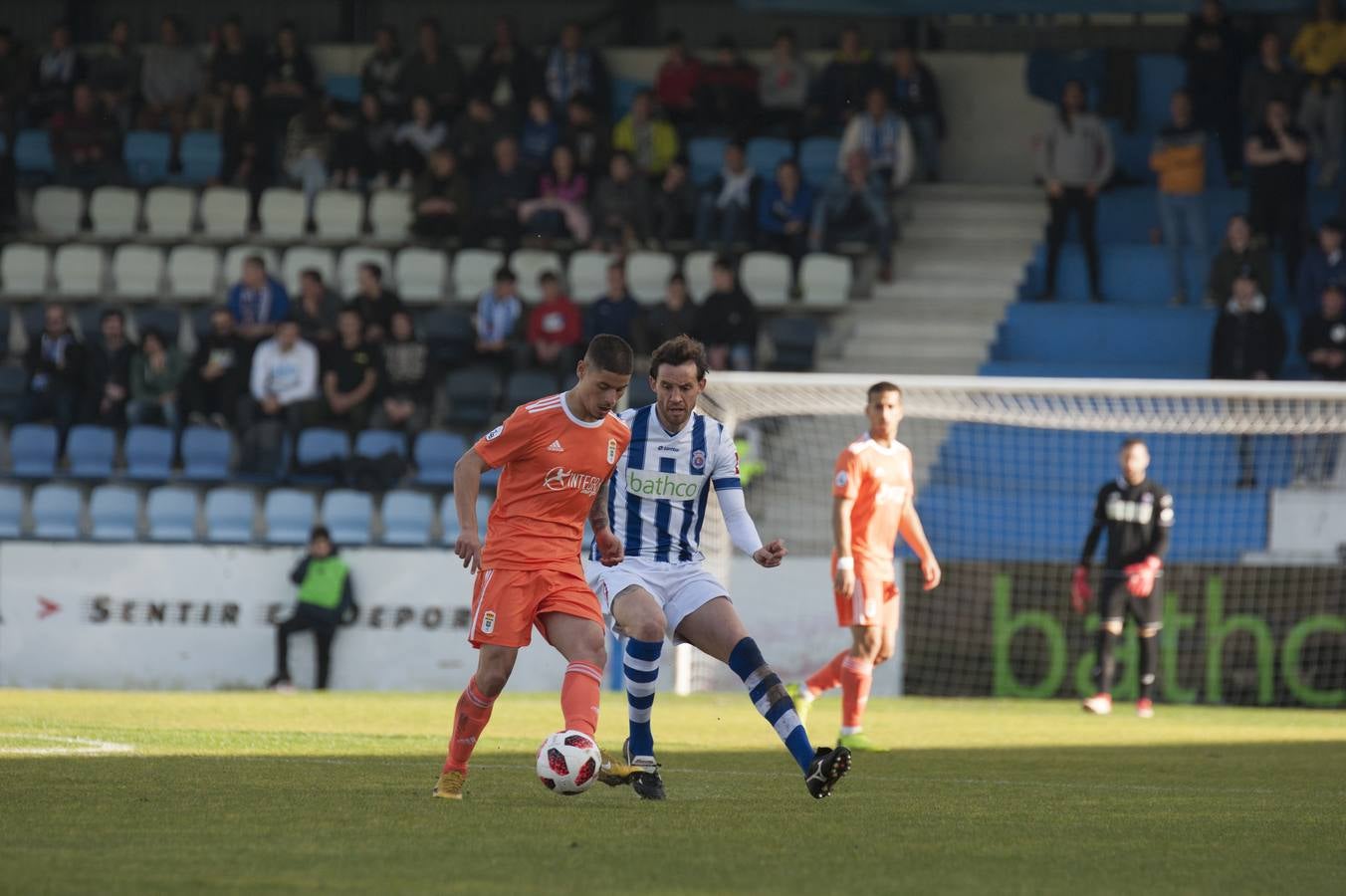 Los blanquiazules consiguen remontar en el último momento y consiguen una victoria que les permite seguir soñando con la permanencia.