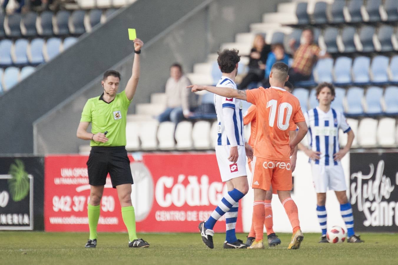 Los blanquiazules consiguen remontar en el último momento y consiguen una victoria que les permite seguir soñando con la permanencia.