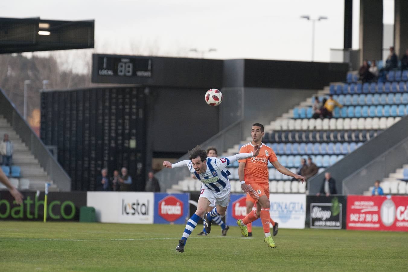 Los blanquiazules consiguen remontar en el último momento y consiguen una victoria que les permite seguir soñando con la permanencia.