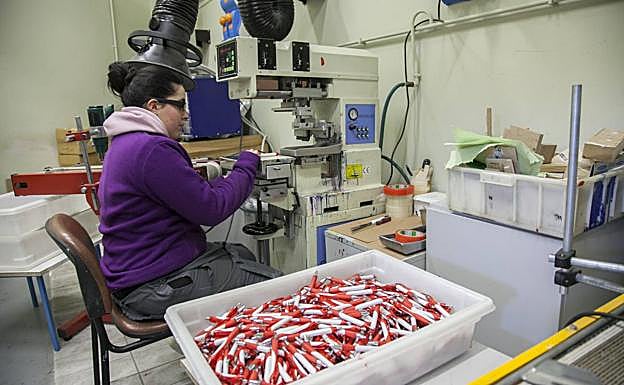 El paro en Cantabria vuelve a «cebarse» con las mujeres