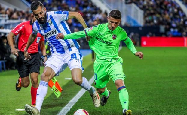 Dimitrios Siovas disputa el balón con el centrocampista del Levante Enis Bardhi.