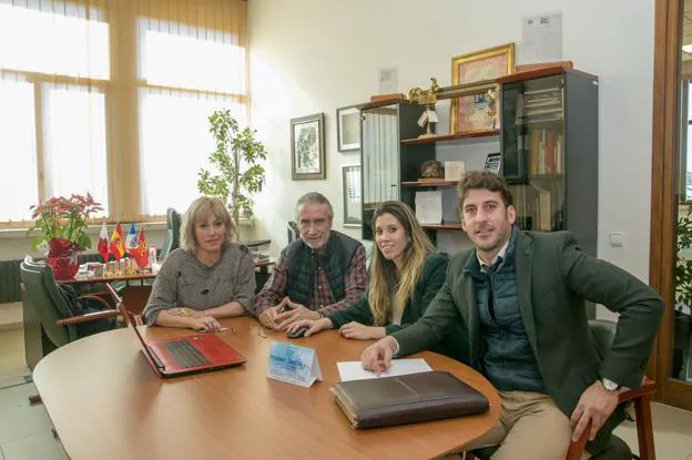 La alcaldesa y el concejal de Hacienda con los técnicos de la empresa Teodoro Zurita. 