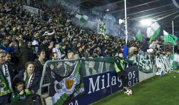 Los aficionados abarrotan una de las gradas de los Campos de Sport en el partido que enfrentó a los verdiblancos con el Barakaldo.