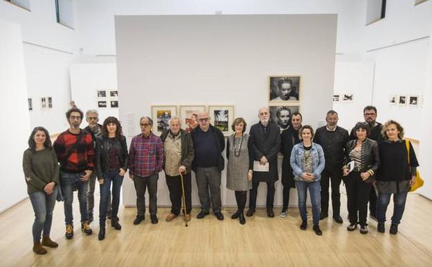 Fotógrafos participantes en las exposiciones posan junto a los comisarios, Javier Vila y Fernando Zamanillo, y la directora general de Cultura, Eva Ranea. 