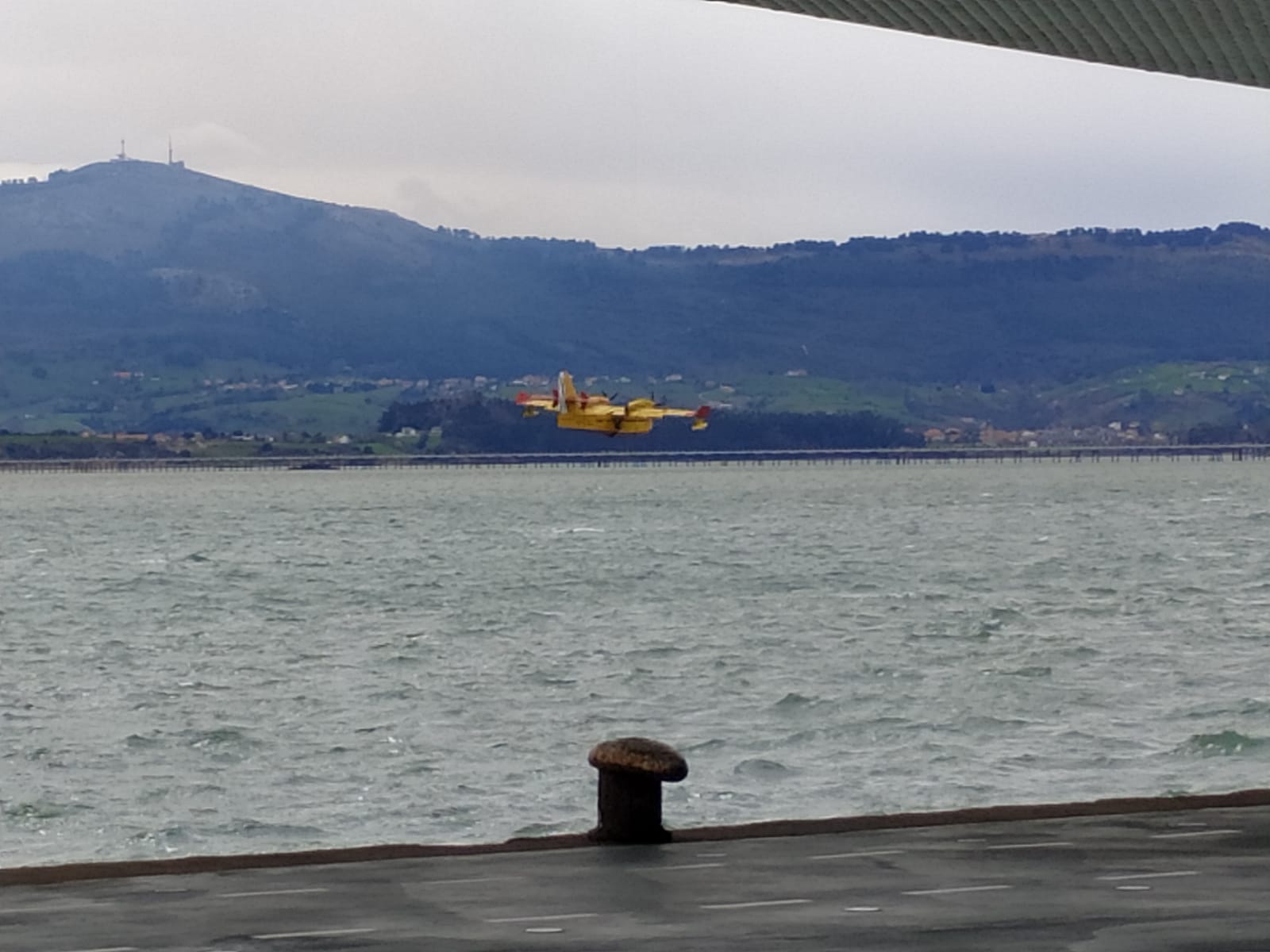 Fotos: Problemas para los helicópteros y los hidroaviones por el fuerte viento