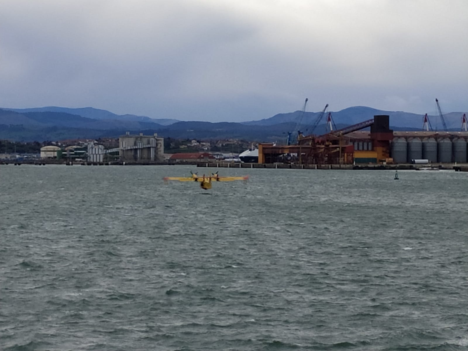 Fotos: Problemas para los helicópteros y los hidroaviones por el fuerte viento