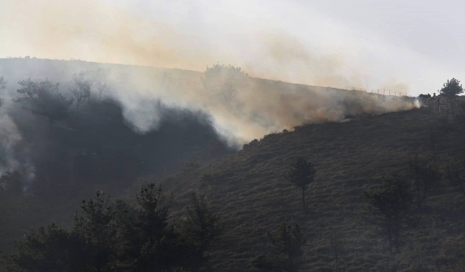 Imágenes de los incendios forestales registrados desde el martes por la tarde hasta este miércoles por la mañana en el Monte Dobra y en las zonas de San Roque de Riomiera, San Sebastián de Garabandal, Penagos, Toranzo, Vega de Pas y La Penilla de Cayón