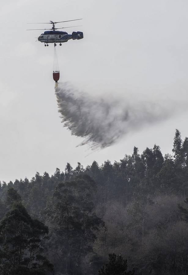 Imágenes de los incendios forestales registrados desde el martes por la tarde en las zonas de San Roque de Riomiera, San Sebastián de Garabandal, Toranzo, Vega de Pas y La Penilla de Cayón