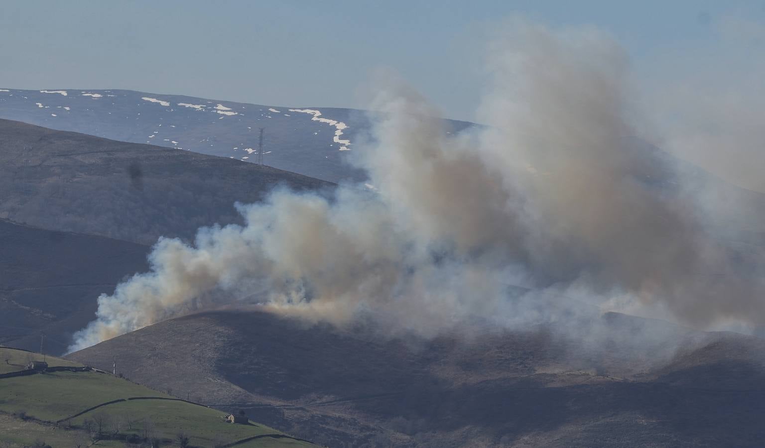 Imágenes de los incendios forestales registrados desde el martes por la tarde en las zonas de San Roque de Riomiera, San Sebastián de Garabandal, Toranzo, Vega de Pas y La Penilla de Cayón