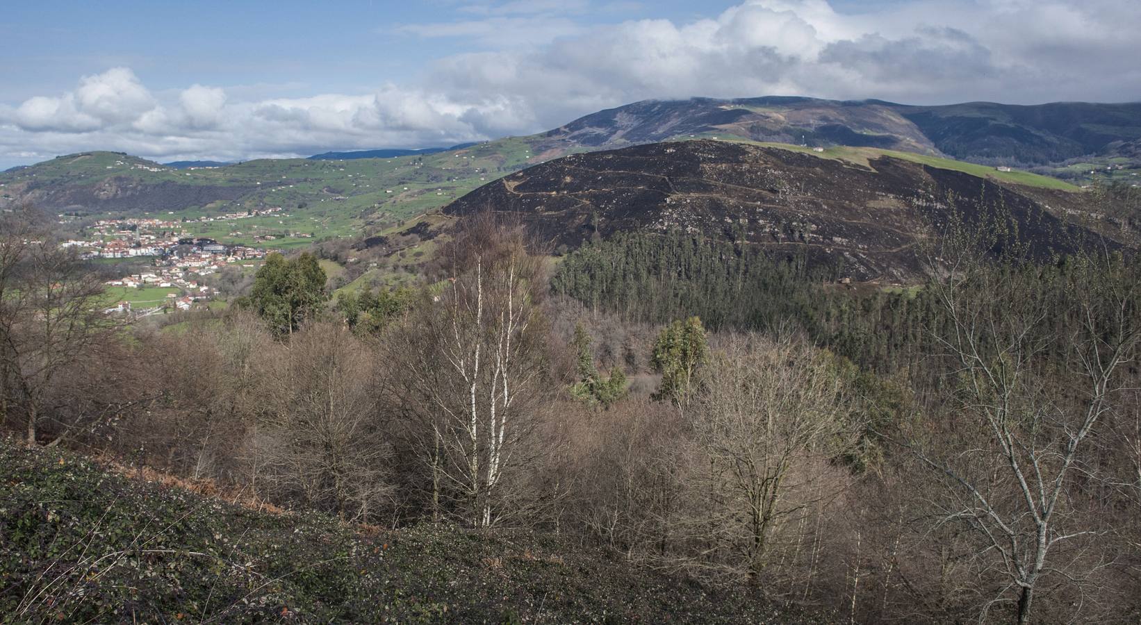 Imágenes de los incendios forestales registrados desde el martes por la tarde en las zonas de San Roque de Riomiera, San Sebastián de Garabandal, Toranzo, Vega de Pas y La Penilla de Cayón