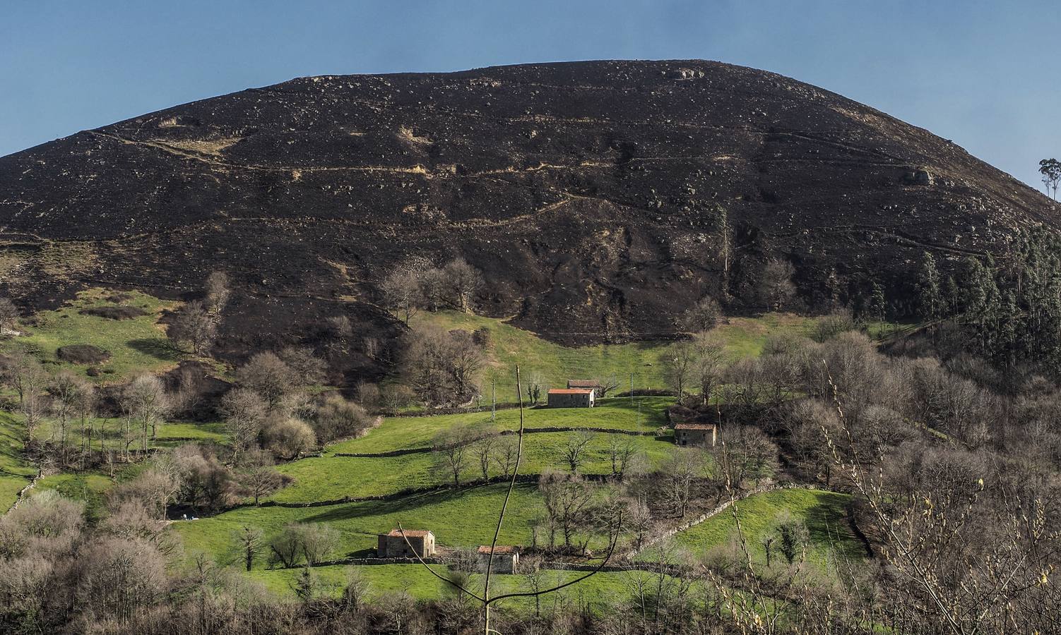 Imágenes de los incendios forestales registrados desde el martes por la tarde en las zonas de San Roque de Riomiera, San Sebastián de Garabandal, Toranzo, Vega de Pas y La Penilla de Cayón