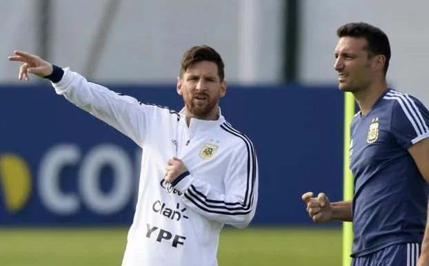 Leo Messi, junto al seleccionador argentino, Lionel Scaloni. 