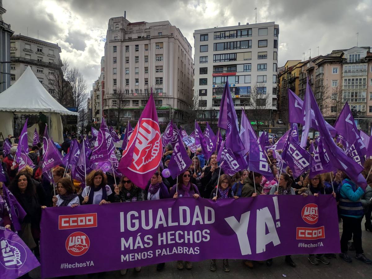 Concentración en la plaza del Ayuntamiento de Santander