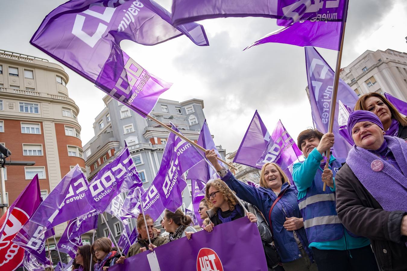 Concentración organizada por los sindicatos en la plaza del Ayuntamiento de Santander.