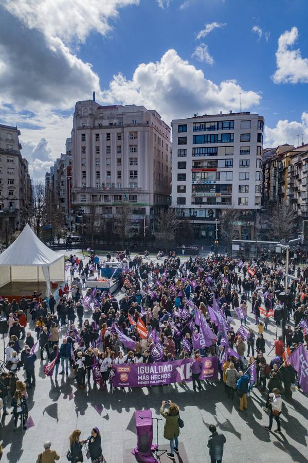 Concentración organizada por los sindicatos en la plaza del Ayuntamiento de Santander.