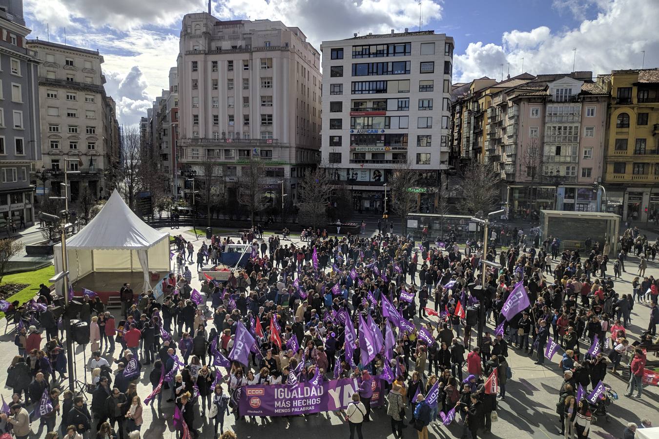 Concentración organizada por los sindicatos en la plaza del Ayuntamiento de Santander.