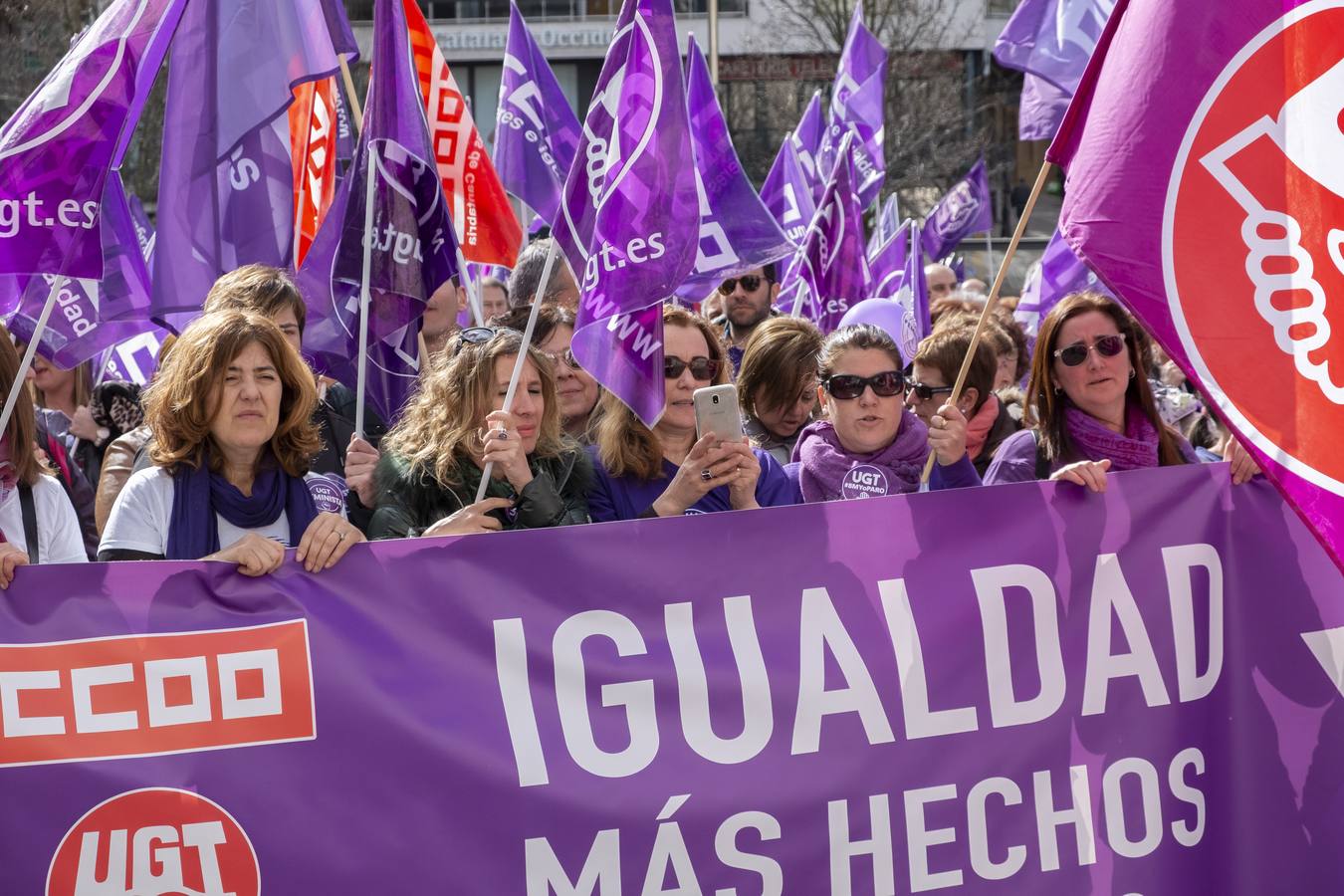 Concentración organizada por los sindicatos en la plaza del Ayuntamiento de Santander.